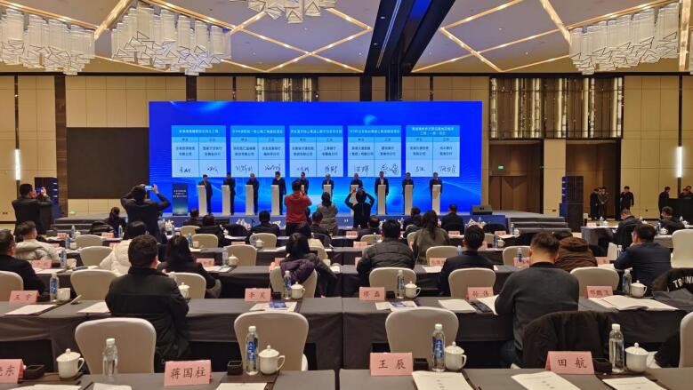 參加全省交通運(yùn)輸“雙招雙引”暨政銀企對(duì)接會(huì)并現(xiàn)場(chǎng)簽約。