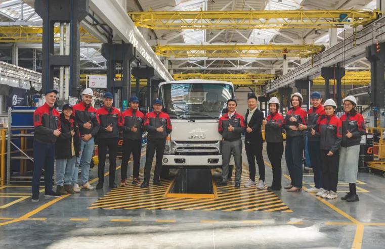 江淮汽車哈薩克斯坦工廠員工合影。