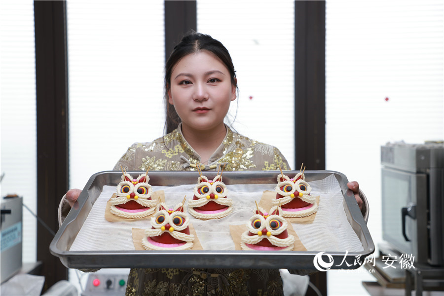 萌萌的“醒獅”花饃。人民網(wǎng)記者 王曉飛攝