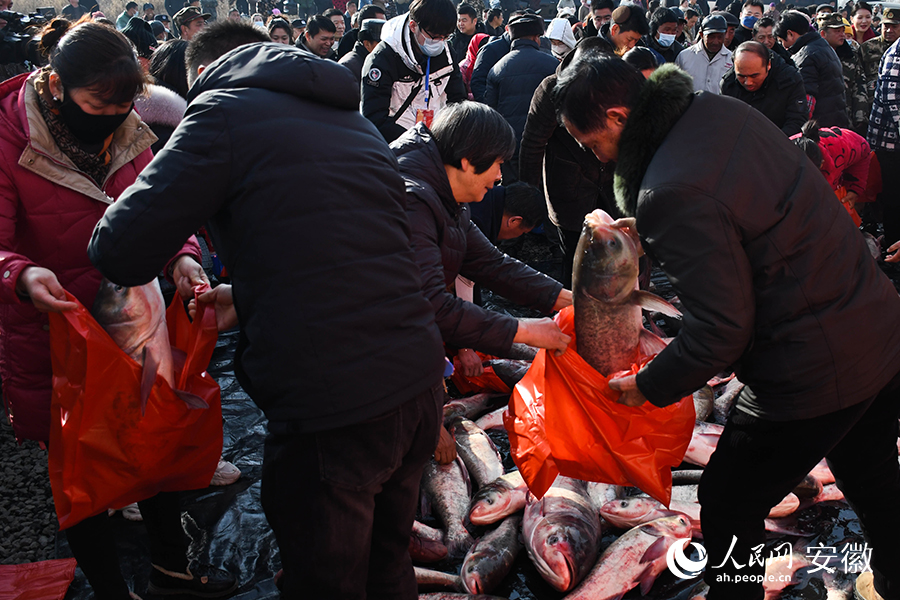 市民紛紛搶購大魚。人民網(wǎng)記者 周坤攝