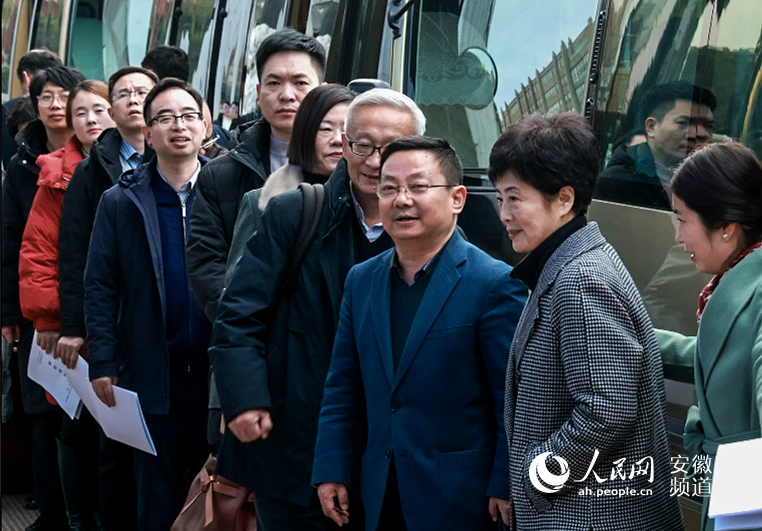 參加省兩會的六安市人大代表抵達(dá)駐地。人民網(wǎng)記者 張俊攝