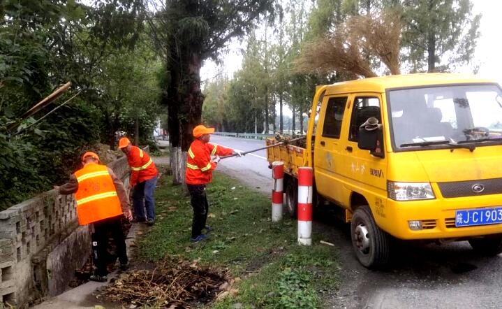 黃山交通公路人全力保障公路運營安全穩(wěn)定。