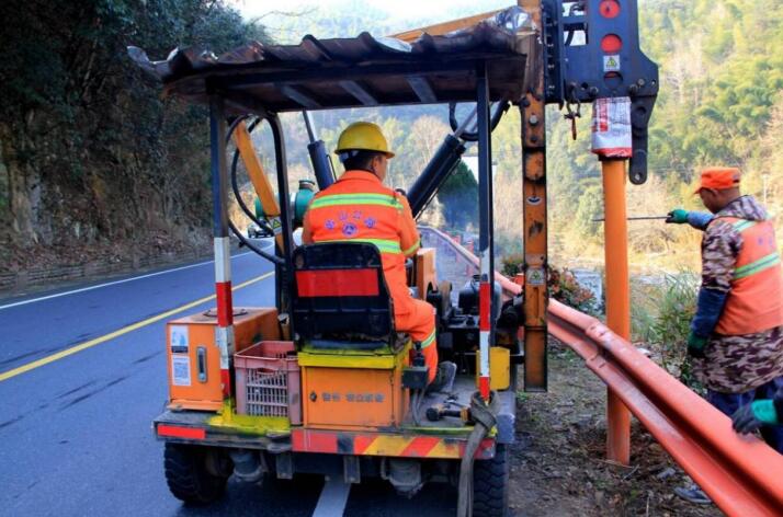 黃山交通公路人全力保障公路運營安全穩(wěn)定。