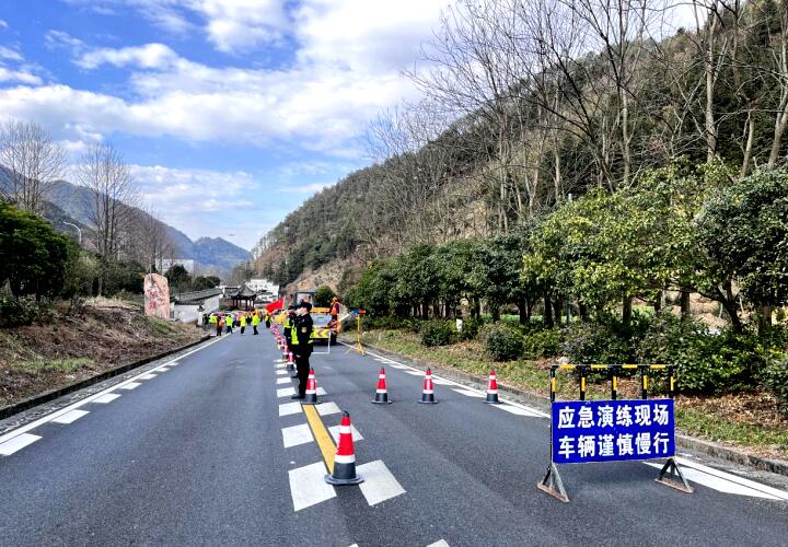 黃山交通公路人全力保障公路運營安全穩(wěn)定。