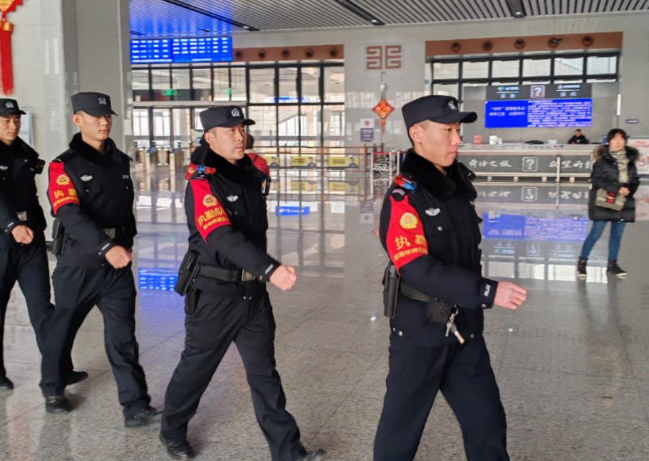 蚌埠鐵路公安處潁上站派出所全力保障旅客的平安出行。