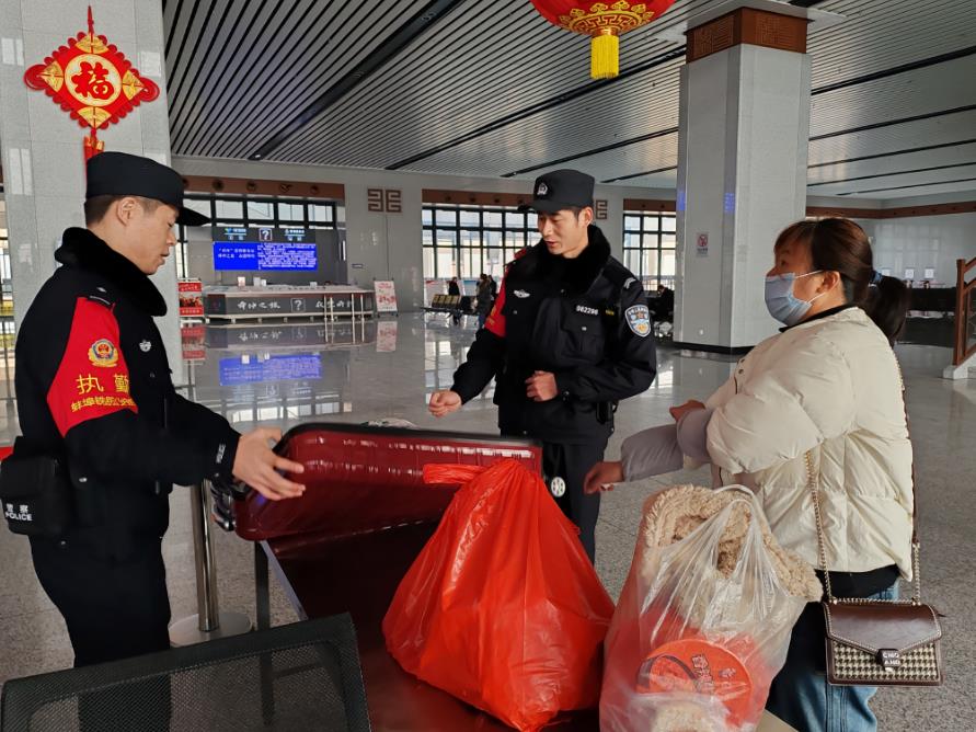 蚌埠鐵路公安處潁上站派出所全力保障旅客的平安出行。