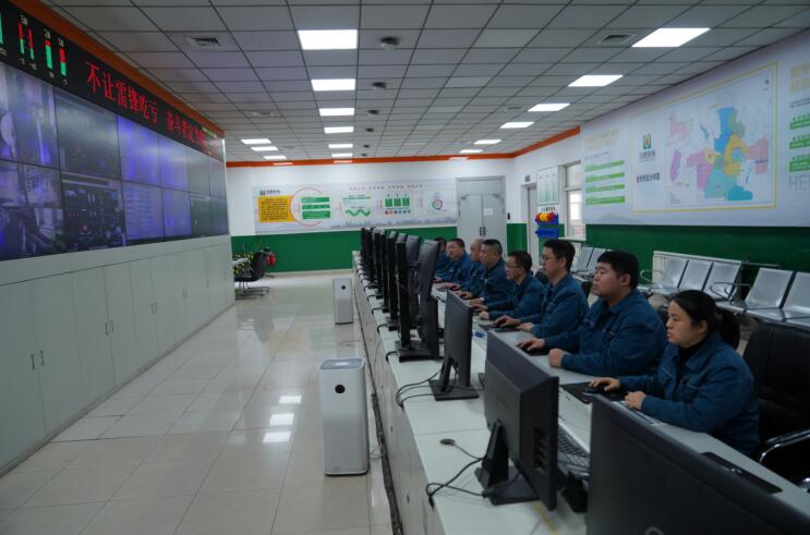 合肥熱電眾誠分公司運(yùn)行人員監(jiān)盤操作。合肥熱電供圖