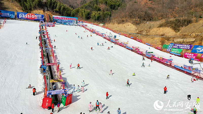 俯瞰大別山滑雪旅游度假區(qū)。人民網(wǎng)記者 陳若天攝.jpg