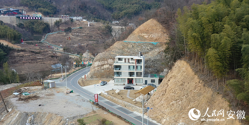 緊鄰滑雪場，何健家開啟扁擔(dān)沖第一家民宿。人民網(wǎng)記者 陳若天攝.jpg