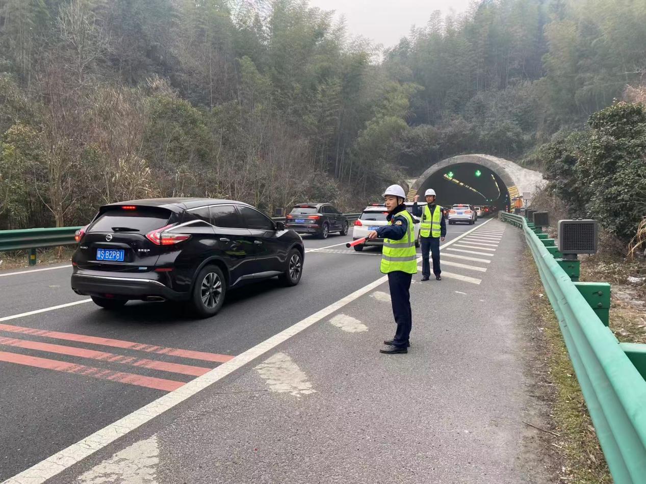 六安北中心工作人員在六武高速梅山湖隧道口疏導(dǎo)車輛。