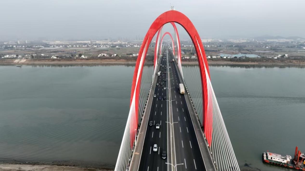 春運(yùn)以來(lái)馬鞍山長(zhǎng)江公路大橋車流量持續(xù)"潮汐式"高位運(yùn)行。