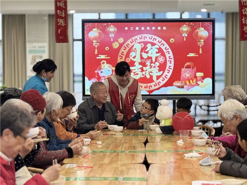 大家一起吃餃子。