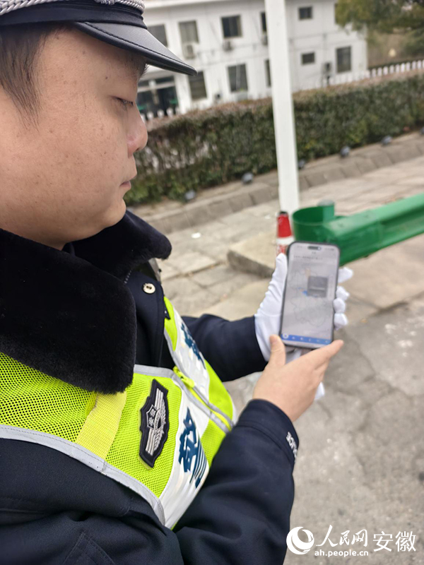 張淇翔查看手機氣象預警軟件。人民網(wǎng) 陶偉攝