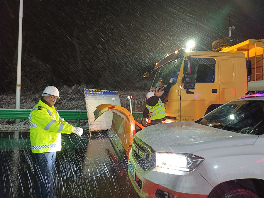 G40滬陜高速六安北中合六葉保暢分中心周強(qiáng)清理除雪車積雪。安徽交控集團(tuán)供圖