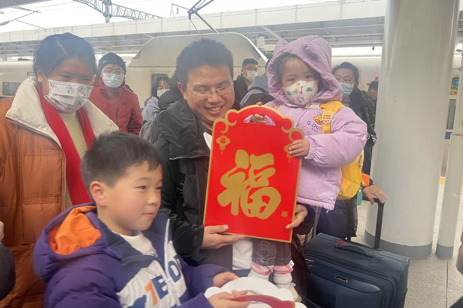 六安站精心準(zhǔn)備了春聯(lián)、“?！弊仲?zèng)送給返鄉(xiāng)務(wù)工人員。
