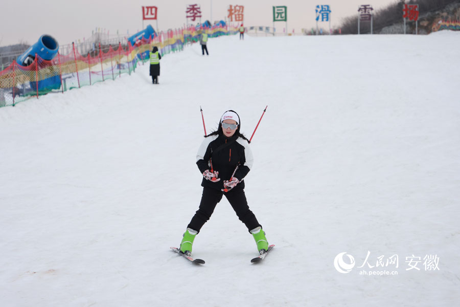 滑雪愛好者正在雪場里馳騁。人民網(wǎng)記者 王曉飛攝