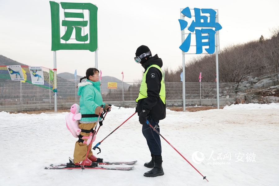 教練指導小朋友滑雪要領(lǐng)。人民網(wǎng)記者 王曉飛攝