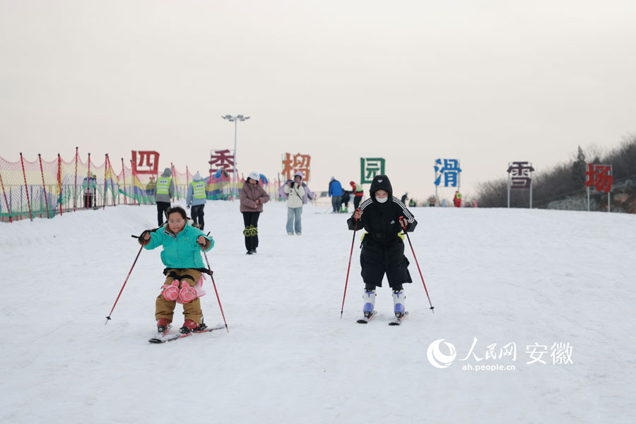 游客盡享滑雪樂(lè)趣。人民網(wǎng)記者 王曉飛攝