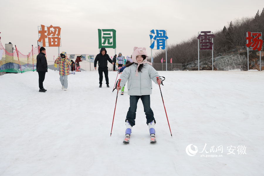 游客享受滑雪的樂趣。人民網(wǎng)記者 王曉飛攝