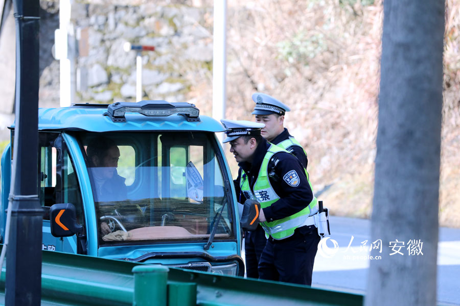 交警林義俠上路普及道路安全知識。高鵬攝