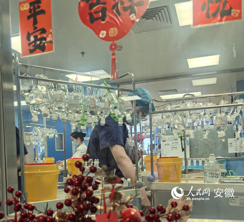 醫(yī)護(hù)人員做輸液前的準(zhǔn)備。人民網(wǎng) 郭云濤攝