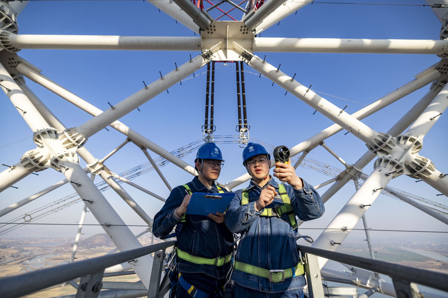 銅陵供電公司輸電運(yùn)維人員張豐和胡子安在±800千伏金塘線長(zhǎng)江大跨線路北塔開(kāi)展節(jié)前特巡。郜小兵攝 