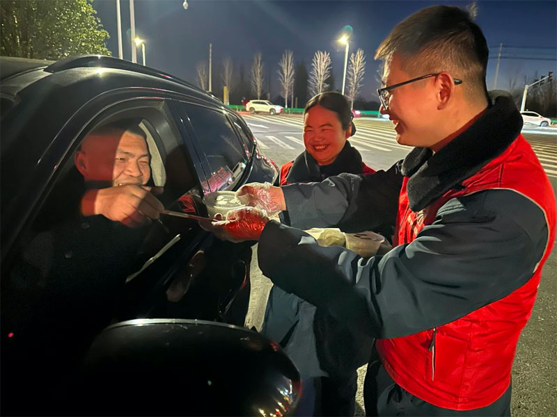 為司乘人員送上熱餃子。 皖通公司供圖