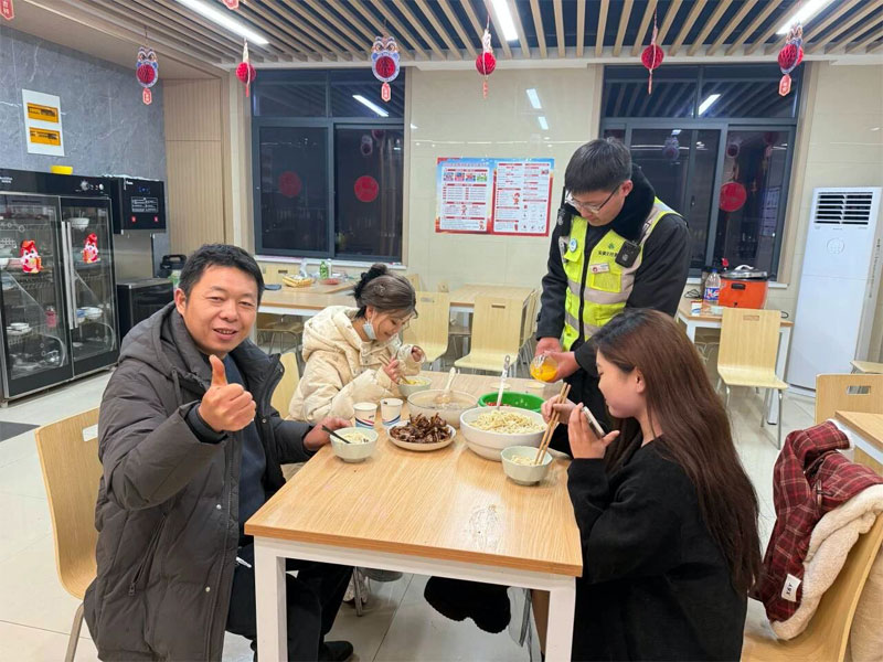 邀請司乘吃年夜飯。 皖通公司供圖