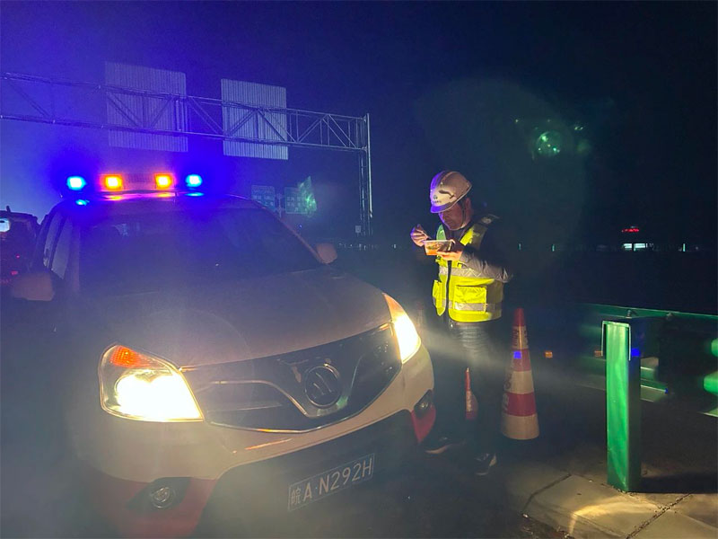 堅守在養(yǎng)護巡查車旁的“年夜飯”。 皖通公司供圖