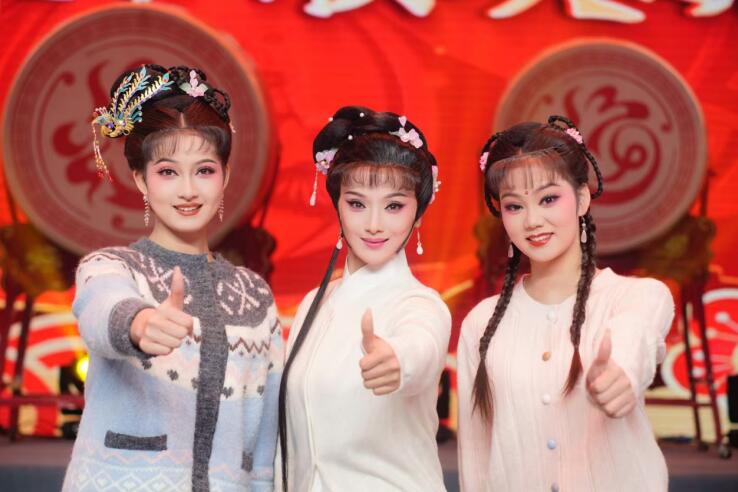 朱凌燕（右一）。受訪者供圖