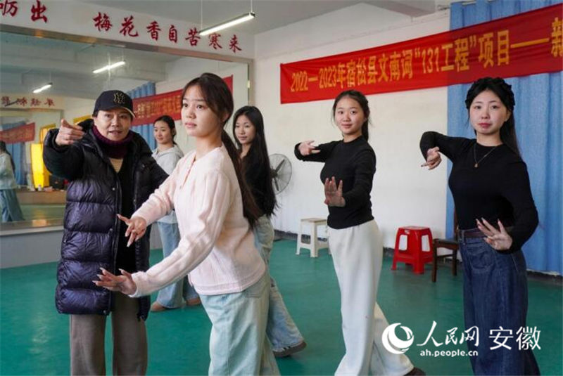 余杞敏指導(dǎo)文南詞年輕演員。人民網(wǎng)記者 陳若天攝