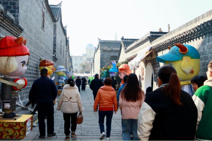 景區(qū)游人如織。 六尺巷景區(qū)供圖