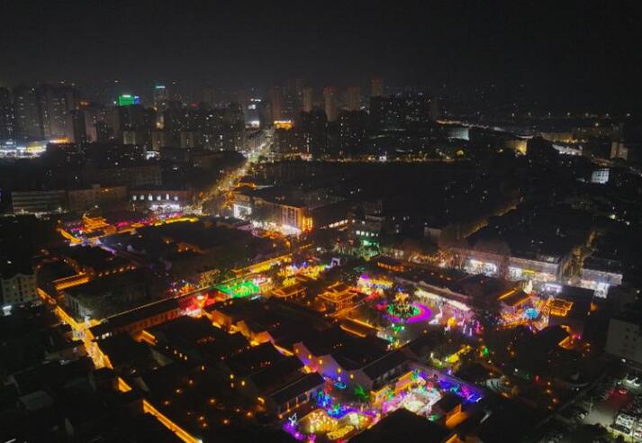 桐城六尺巷新春燈會夜景。 汪立攝