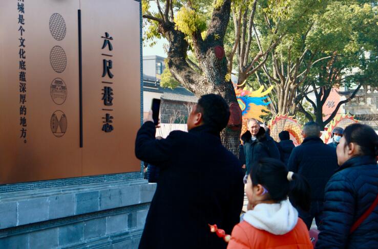游客前來感受“禮讓”文化。六尺巷景區(qū)供圖