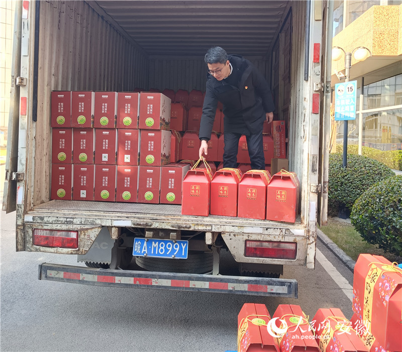 陳瑞在車上整理禮包。人民網(wǎng) 丁紀攝