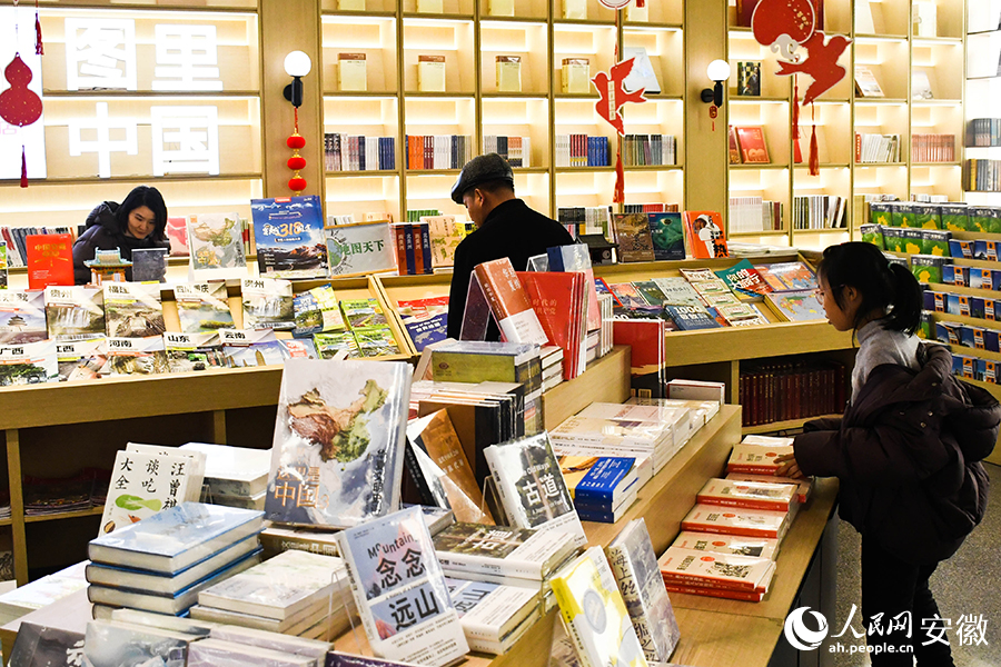 春節(jié)期間，市民在書店里挑選圖書。人民網(wǎng)記者 周坤攝
