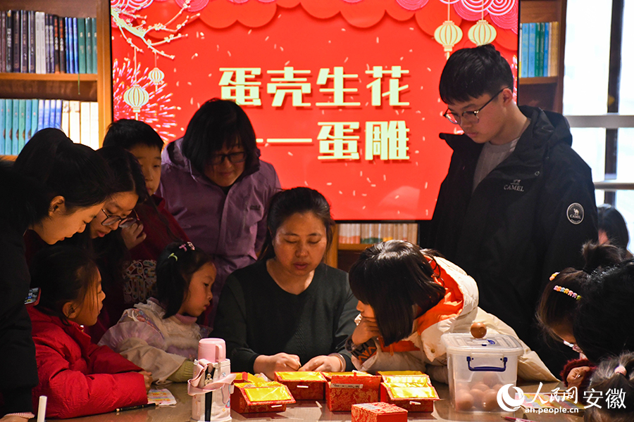 書店舉行的非遺蛋雕活動(dòng)，吸引眾多孩子體驗(yàn)。人民網(wǎng)記者 周坤攝
