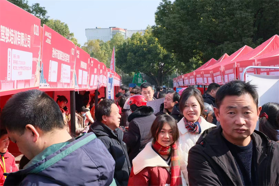 招聘會現(xiàn)場。