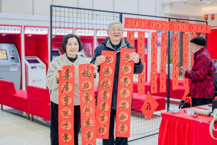 送春聯(lián)。