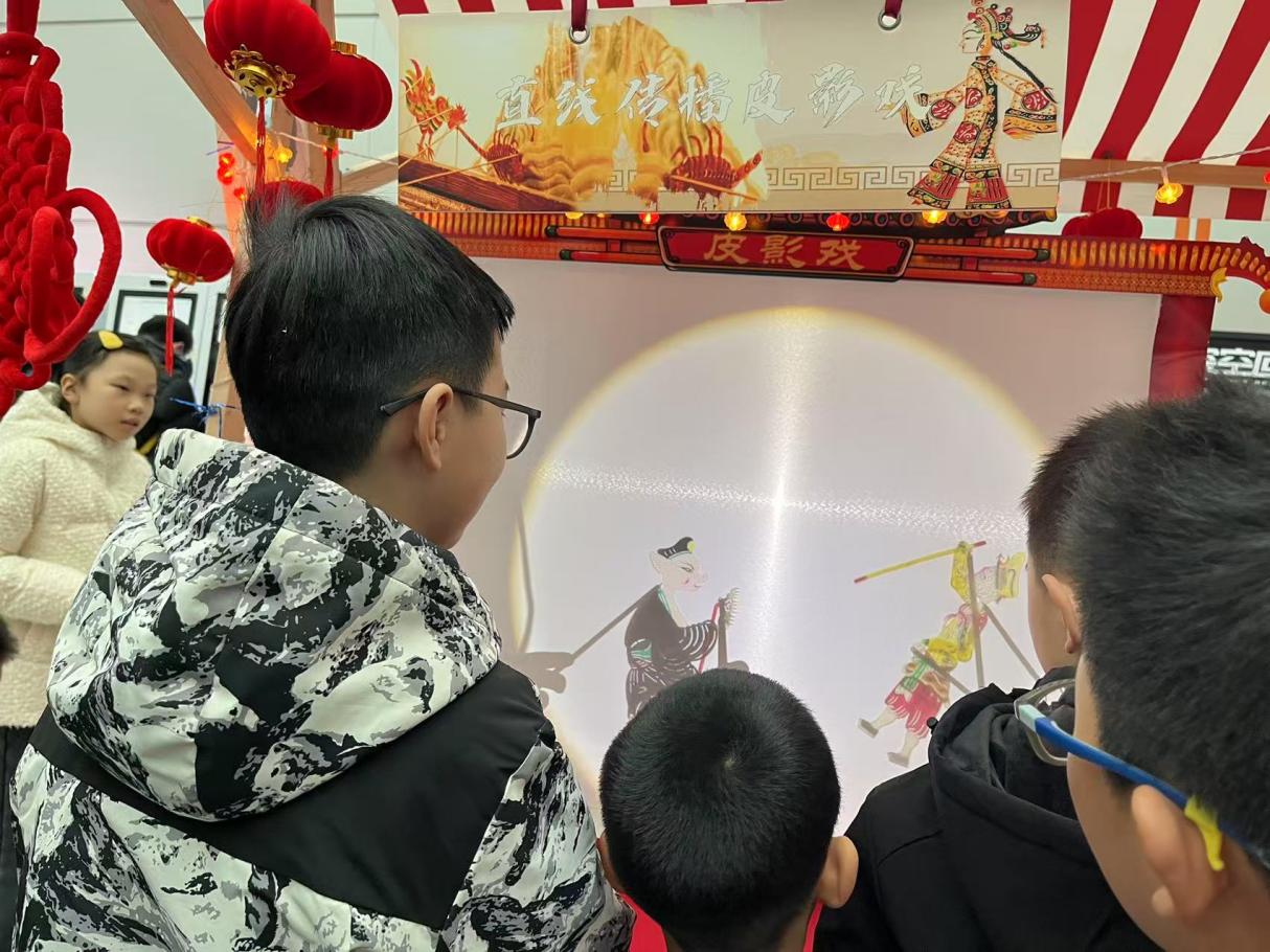 科技館里孩子們?cè)隗w驗(yàn)非遺。合肥科技館供圖