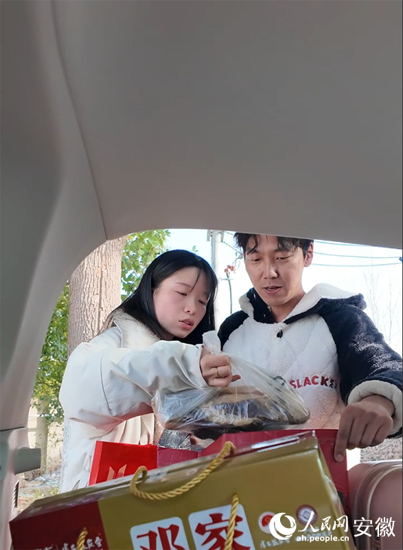 陳琛小倆口在收拾后備箱。人民網(wǎng)記者 王銳攝