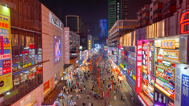 淮河路步行街。何剛攝