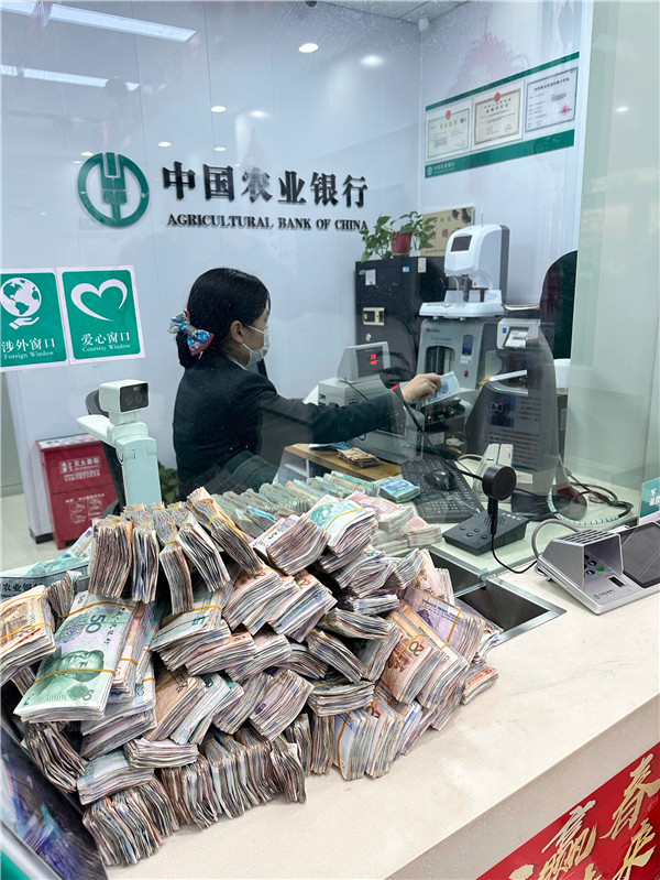 清點客戶的零錢。蚌埠農(nóng)行供圖