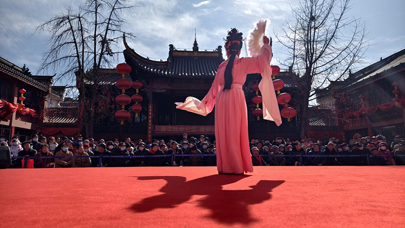 在合肥城隍廟舉辦的《逛廟會(huì)唱大戲》廬劇專場(chǎng)。張霞攝