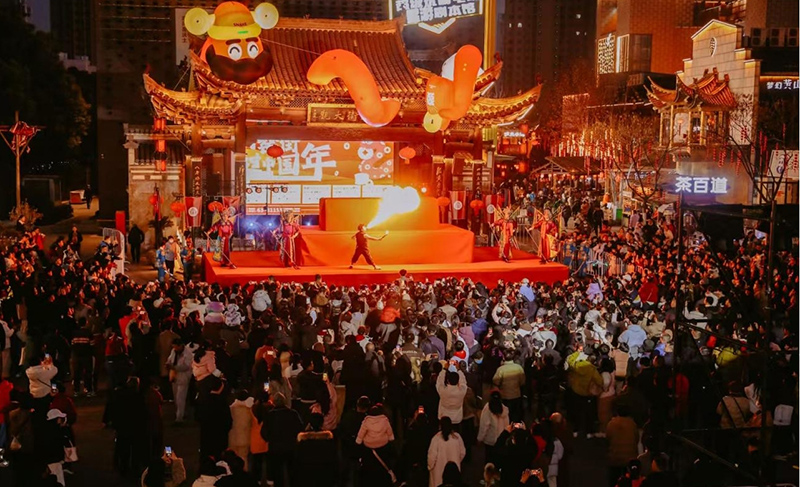 2025罍街春節(jié)主題廟會(huì)。李亞運(yùn)攝