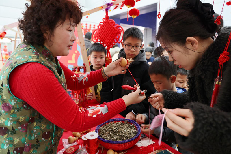 合肥市科技館里“非遺+科學(xué)”吸引不少孩子前來體驗(yàn)。人民網(wǎng)記者 周坤攝