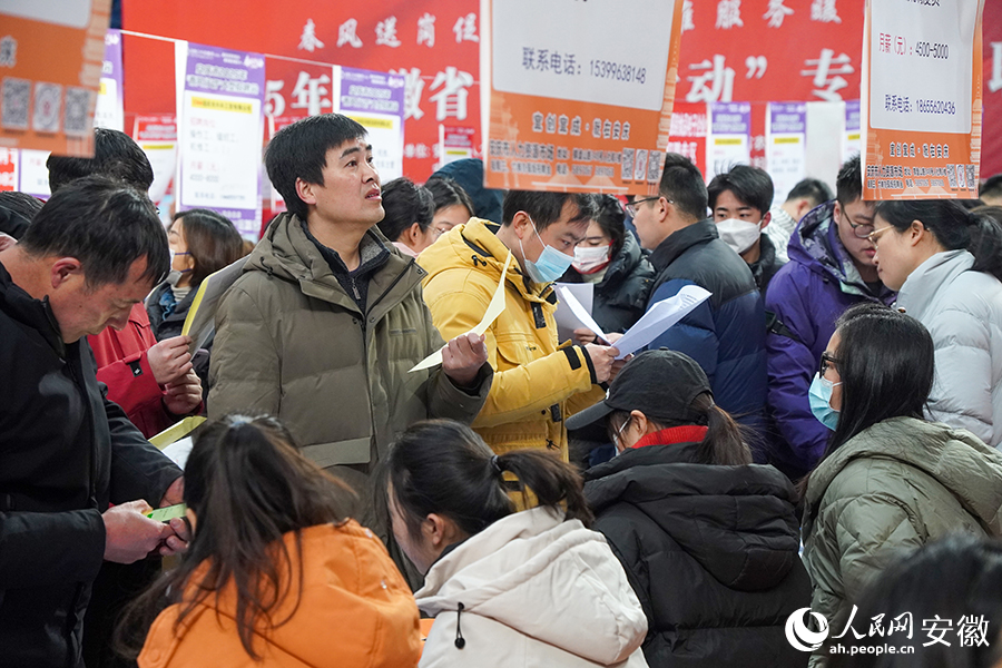 招聘展臺(tái)前，不少求職者前來(lái)咨詢。人民網(wǎng)記者 陳若天攝
