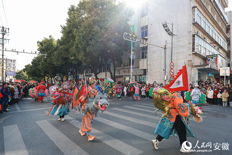 何灣鎮(zhèn)丫山十獸燈巡游。人民網(wǎng)記者 張俊攝