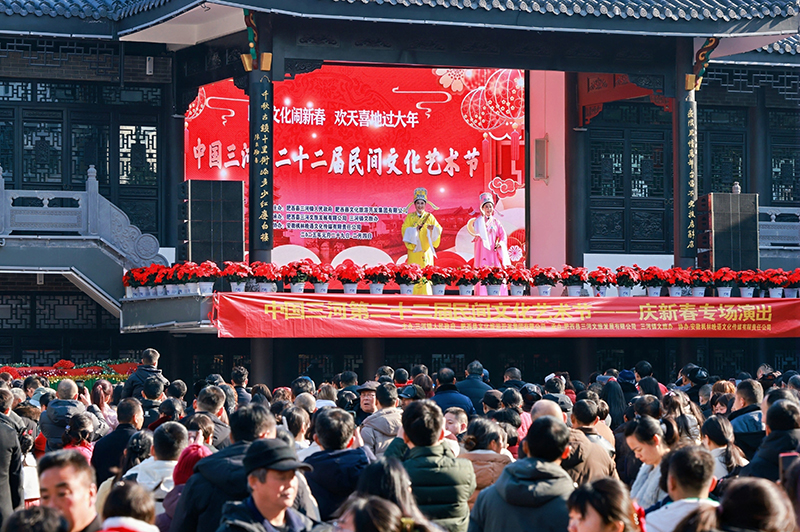 游古鎮(zhèn)，聽大戲。肥西縣委宣傳部供圖