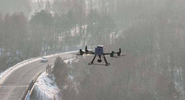 聯(lián)合飛機(jī)Q20無人機(jī)為高速保駕護(hù)航。
